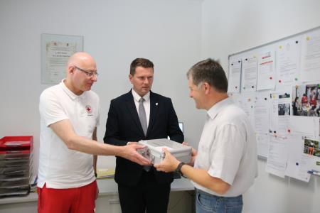 Občina Kamnik in Rdeči križ Kamnik predala laringoskop dr. Rostislavu Gubiču 